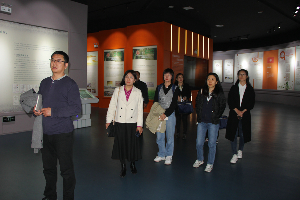 省標準化研究院及市區(qū)有關領導來潔晶進行專標融合調(diào)研